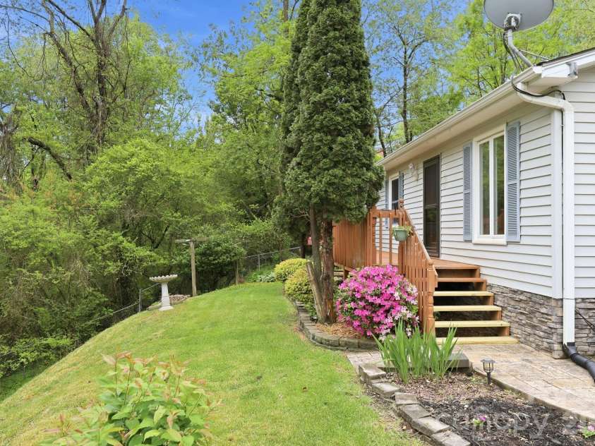 959 Oakmont Drive, Canton, NC 28716.  MLS# CAR4375943, YatesRealty ID 17020. 