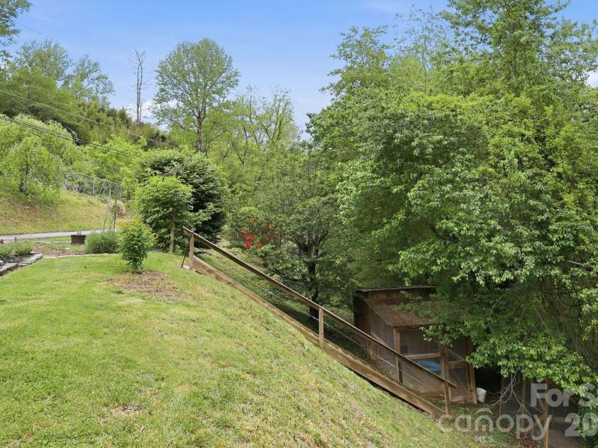 959 Oakmont Drive, Canton, NC 28716.  MLS# CAR4375943, YatesRealty ID 17020. 
