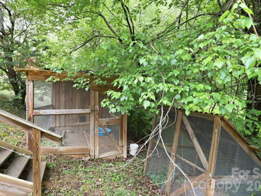 959 Oakmont Drive, Canton, NC 28716.  MLS# CAR4375943, YatesRealty ID 17020. 
