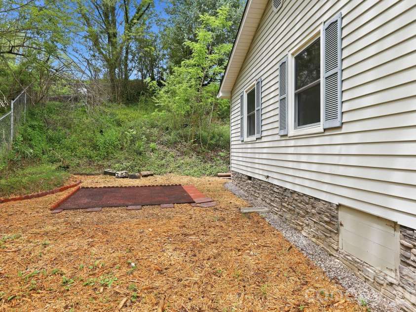 959 Oakmont Drive, Canton, NC 28716.  MLS# CAR4375943, YatesRealty ID 17020. 