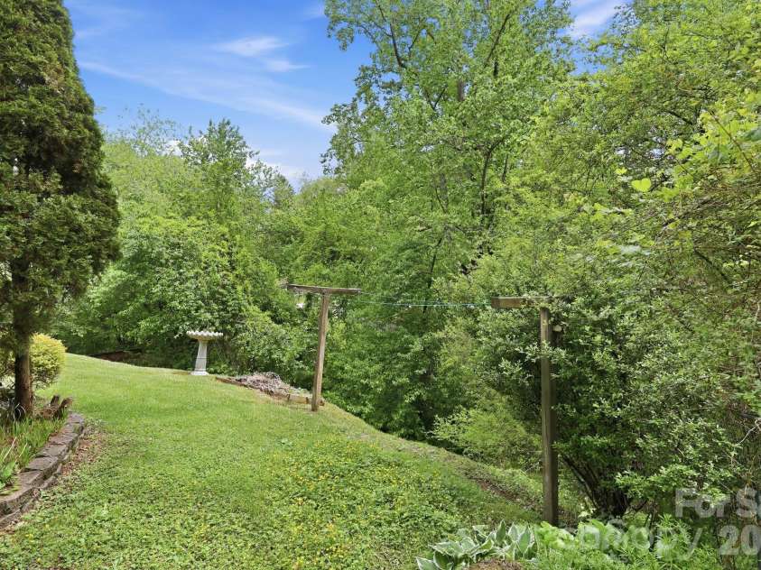 959 Oakmont Drive, Canton, NC 28716.  MLS# CAR4375943, YatesRealty ID 17020. 
