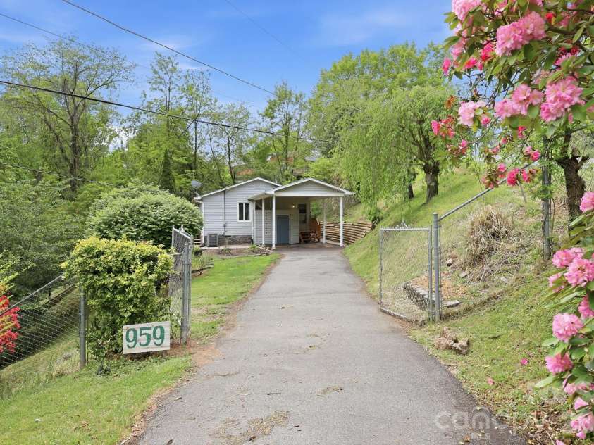 959 Oakmont Drive, Canton, NC 28716.  MLS# CAR4375943, YatesRealty ID 17020. 