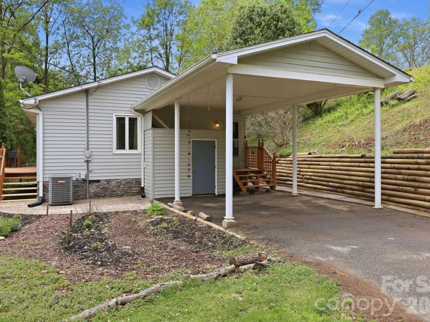 959 Oakmont Drive, Canton, NC 28716.  MLS# CAR4375943, YatesRealty ID 17020. 