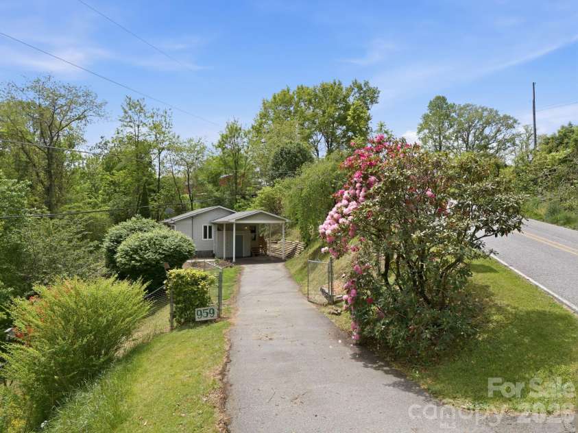 959 Oakmont Drive, Canton, NC 28716.  MLS# CAR4375943, YatesRealty ID 17020. 