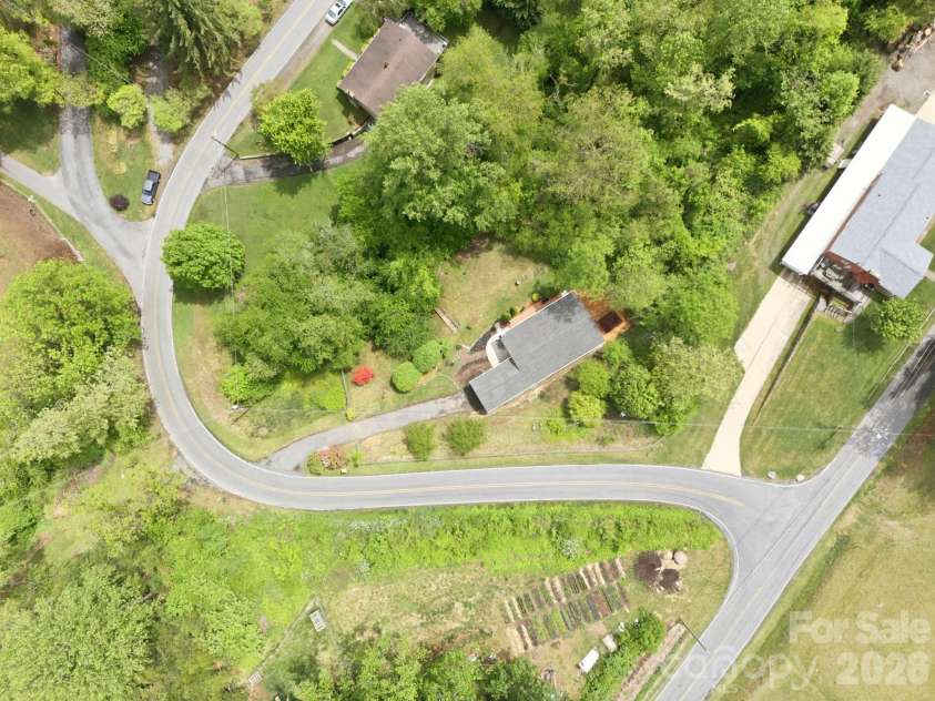 959 Oakmont Drive, Canton, NC 28716.  MLS# CAR4375943, YatesRealty ID 17020. 
