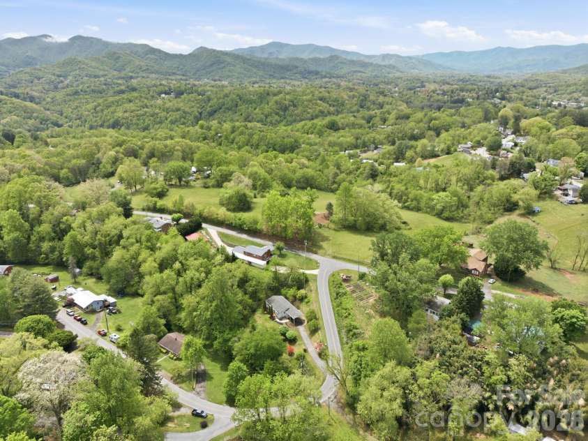 959 Oakmont Drive, Canton, NC 28716.  MLS# CAR4375943, YatesRealty ID 17020. 