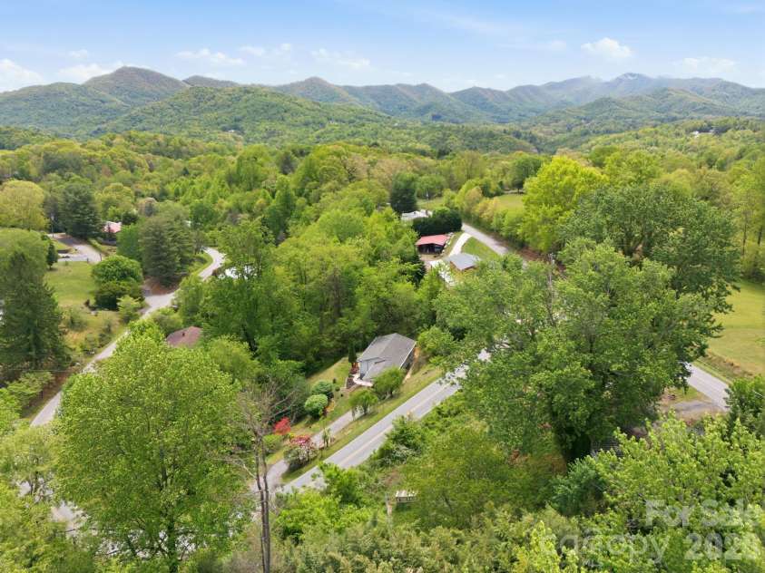 959 Oakmont Drive, Canton, NC 28716.  MLS# CAR4375943, YatesRealty ID 17020. 
