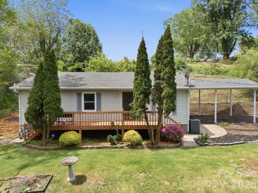 959 Oakmont Drive, Canton, NC 28716.  MLS# CAR4375943, YatesRealty ID 17020. 