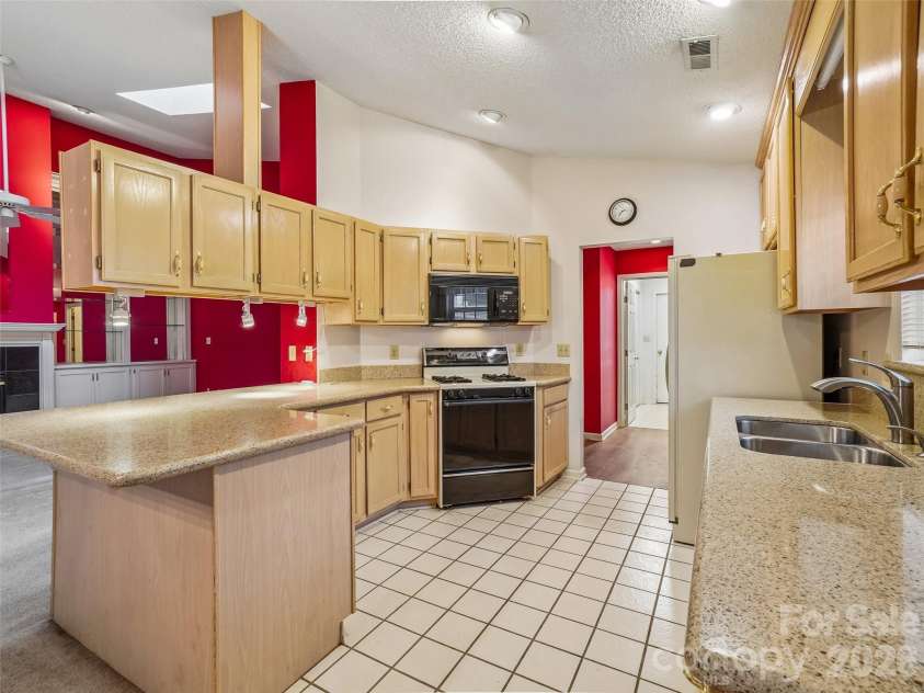 21 Heather Way, Candler, NC 28715.  MLS# CAR4375455, YatesRealty ID 17021. 