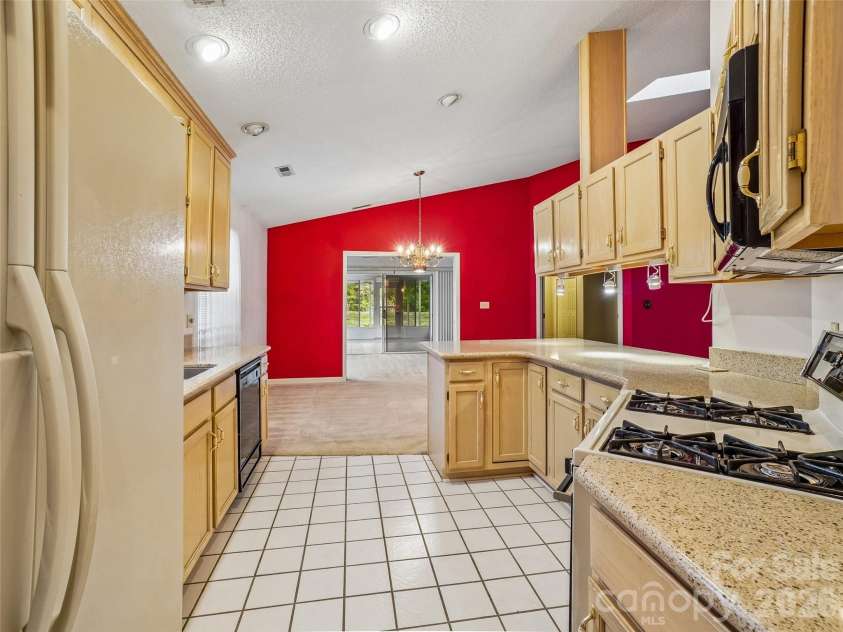 21 Heather Way, Candler, NC 28715.  MLS# CAR4375455, YatesRealty ID 17021. 