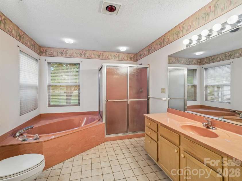21 Heather Way, Candler, NC 28715.  MLS# CAR4375455, YatesRealty ID 17021. 