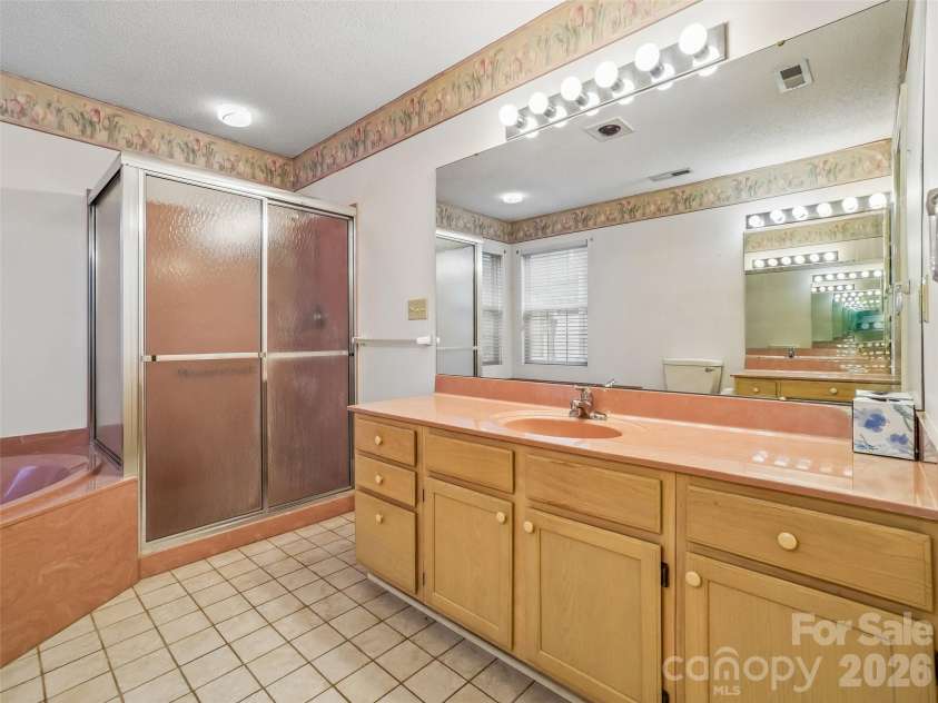 21 Heather Way, Candler, NC 28715.  MLS# CAR4375455, YatesRealty ID 17021. 