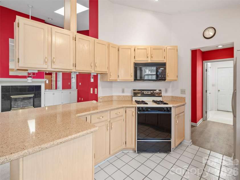 21 Heather Way, Candler, NC 28715.  MLS# CAR4423058, YatesRealty ID 17021. 