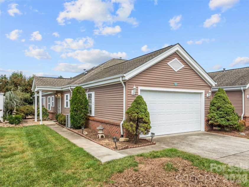 21 Heather Way, Candler, NC 28715.  MLS# CAR4423058, YatesRealty ID 17021. 