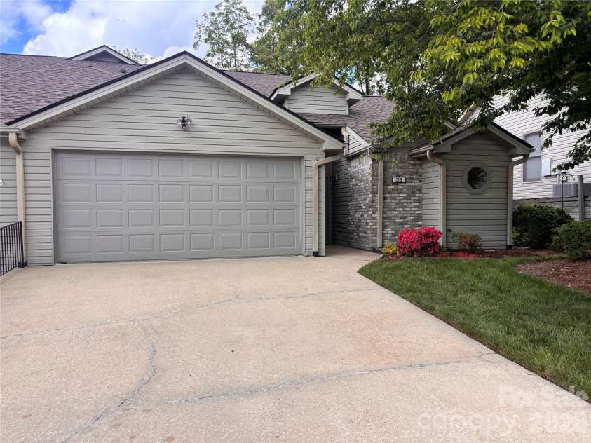 39 Tisha Lane, Hendersonville, NC 28739.  MLS# CAR4376413, YatesRealty ID 17023. 
