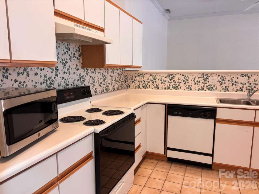 39 Tisha Lane, Hendersonville, NC 28739.  MLS# CAR4376413, YatesRealty ID 17023. 