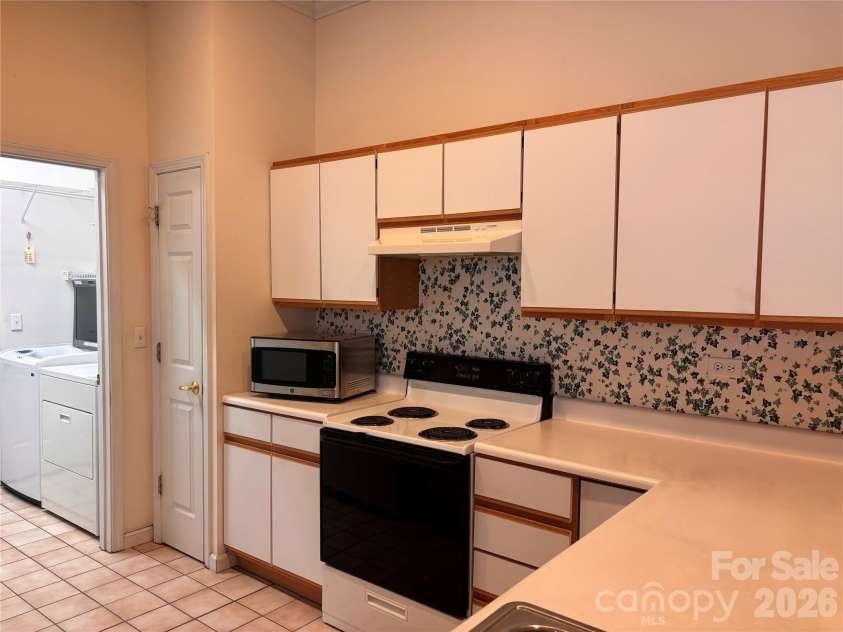 39 Tisha Lane, Hendersonville, NC 28739.  MLS# CAR4376413, YatesRealty ID 17023. 