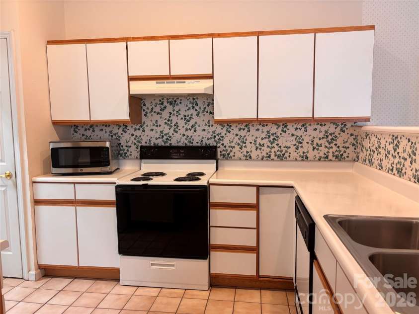 39 Tisha Lane, Hendersonville, NC 28739.  MLS# CAR4376413, YatesRealty ID 17023. 