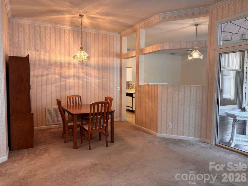 39 Tisha Lane, Hendersonville, NC 28739.  MLS# CAR4376413, YatesRealty ID 17023. Dinning area