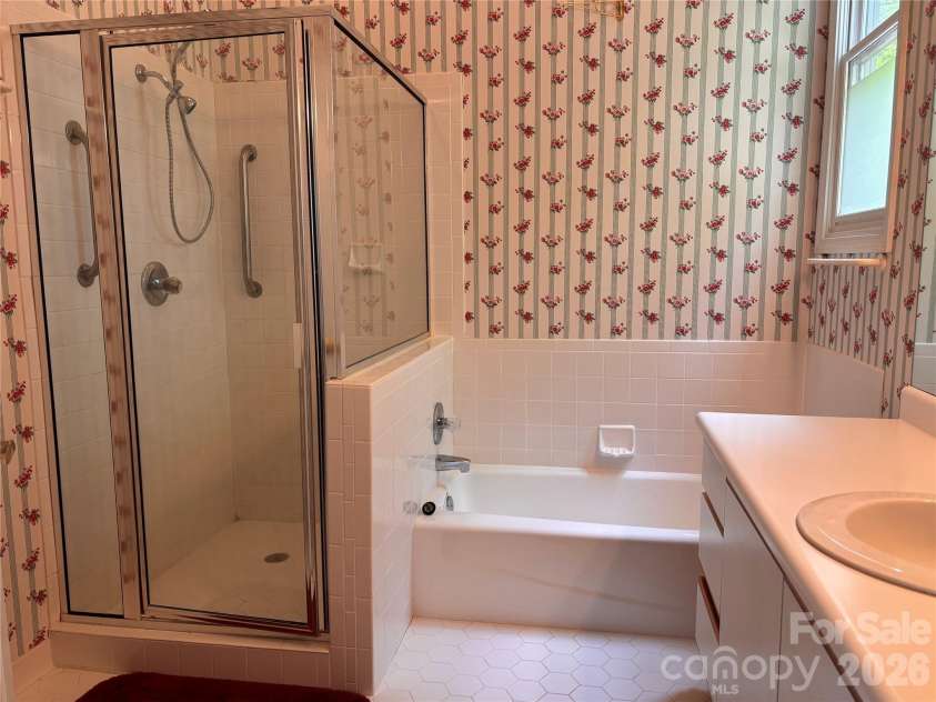 39 Tisha Lane, Hendersonville, NC 28739.  MLS# CAR4376413, YatesRealty ID 17023. Primary Bathroom