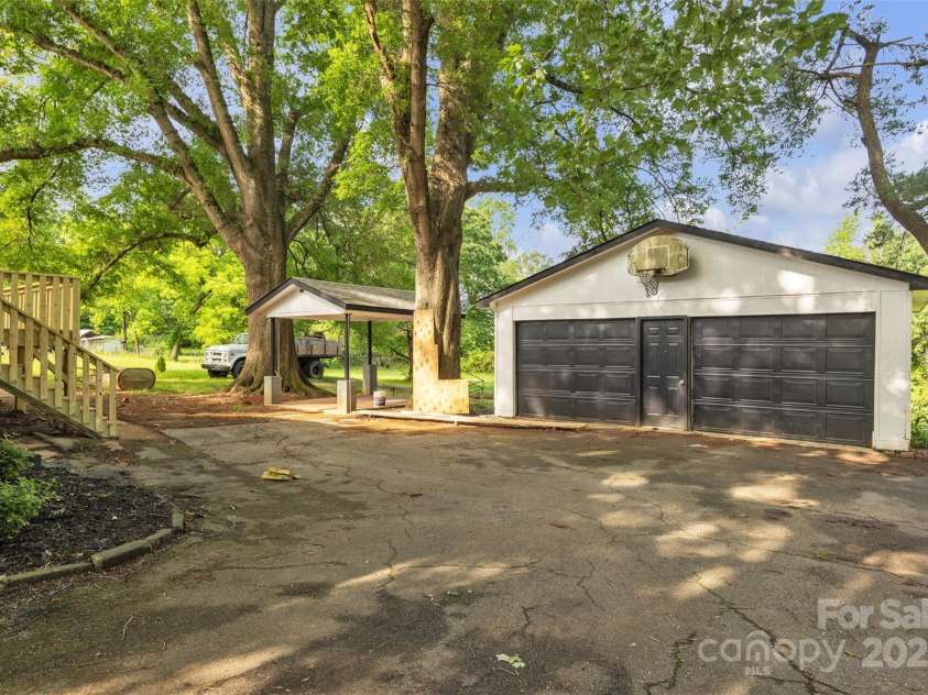 1739 16th Street, Hickory, NC 28601.  MLS# CAR4260199, YatesRealty ID 17024. 