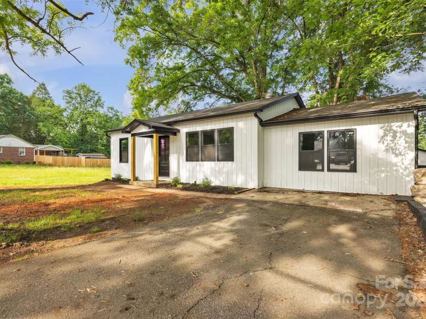 1739 16th Street, Hickory, NC 28601.  MLS# CAR4260199, YatesRealty ID 17024. 