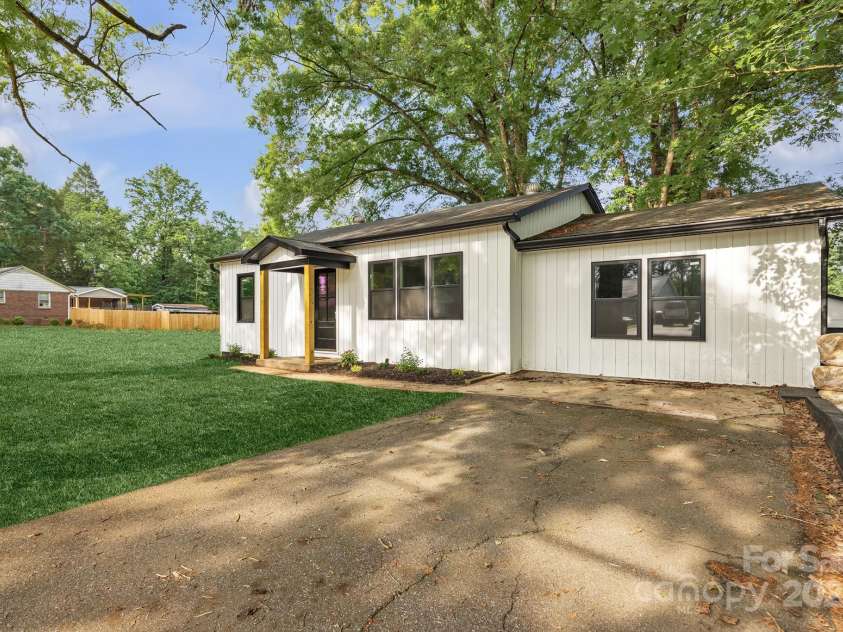 1739 16th Street, Hickory, NC 28601.  MLS# CAR4260199, YatesRealty ID 17024. Grass was added for visual presentation