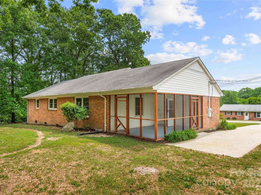 115 K M Murphy Road, Gastonia, NC 28056.  MLS# CAR4250603, YatesRealty ID 17026. 