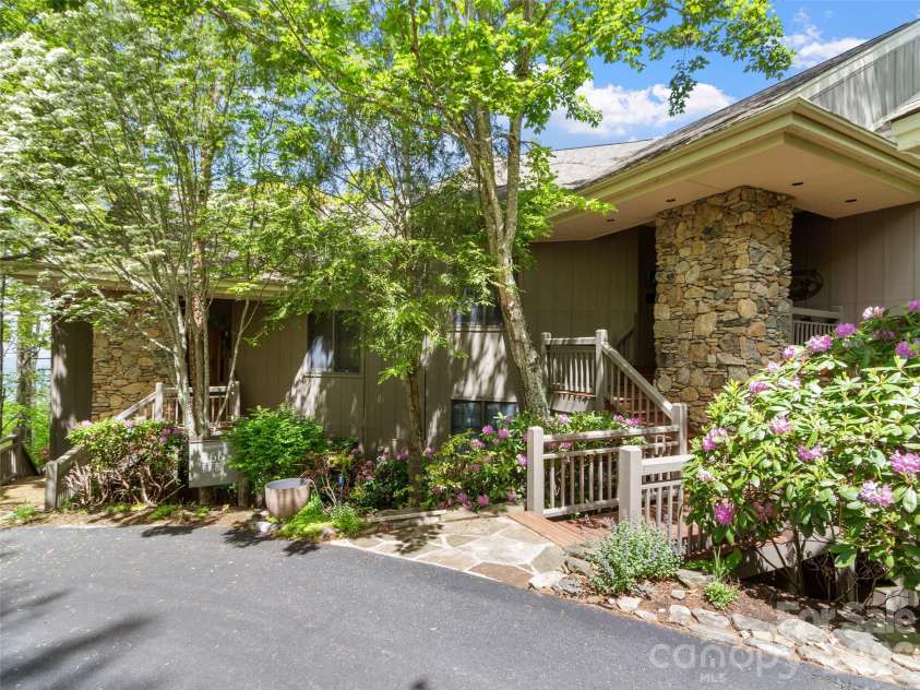 266 Sunset Point Road, Burnsville, NC 28714.  MLS# CAR4374848, YatesRealty ID 17027. 