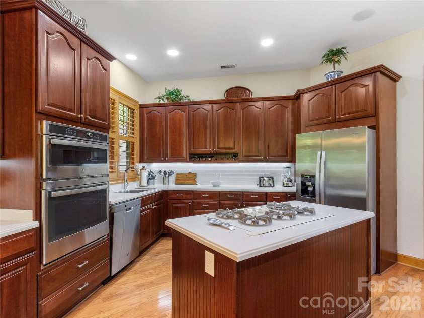 266 Sunset Point Road, Burnsville, NC 28714.  MLS# CAR4374848, YatesRealty ID 17027. 