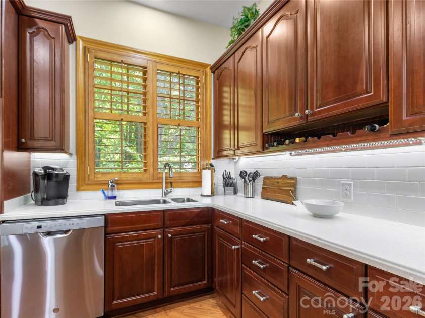 266 Sunset Point Road, Burnsville, NC 28714.  MLS# CAR4374848, YatesRealty ID 17027. 