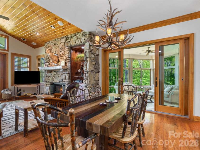 266 Sunset Point Road, Burnsville, NC 28714.  MLS# CAR4374848, YatesRealty ID 17027. 