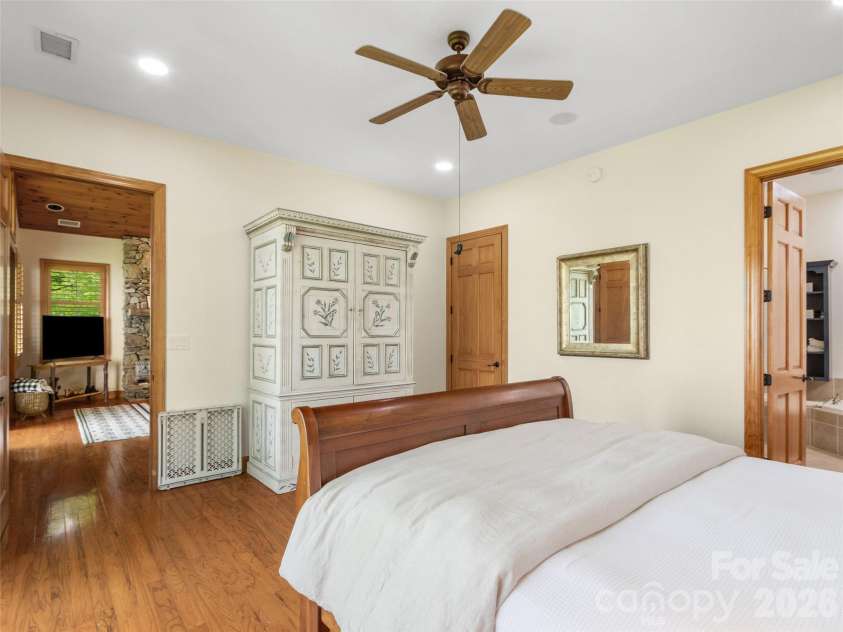 266 Sunset Point Road, Burnsville, NC 28714.  MLS# CAR4374848, YatesRealty ID 17027. 