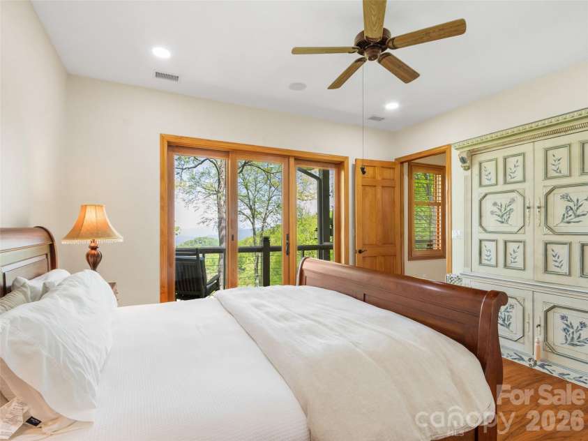 266 Sunset Point Road, Burnsville, NC 28714.  MLS# CAR4374848, YatesRealty ID 17027. 
