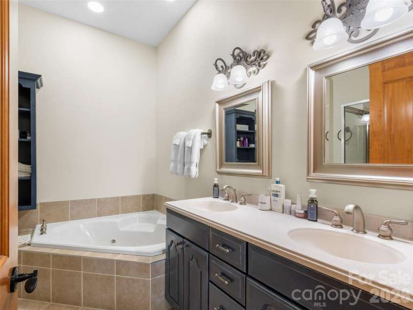 266 Sunset Point Road, Burnsville, NC 28714.  MLS# CAR4374848, YatesRealty ID 17027. 