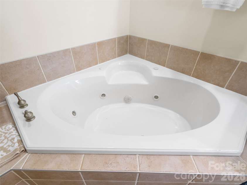 266 Sunset Point Road, Burnsville, NC 28714.  MLS# CAR4374848, YatesRealty ID 17027. 