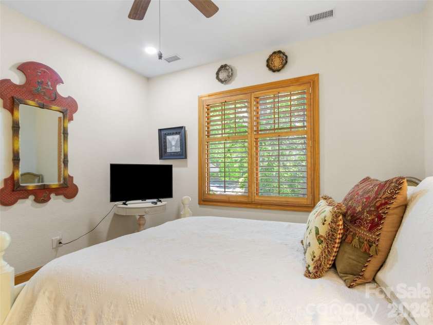 266 Sunset Point Road, Burnsville, NC 28714.  MLS# CAR4374848, YatesRealty ID 17027. 