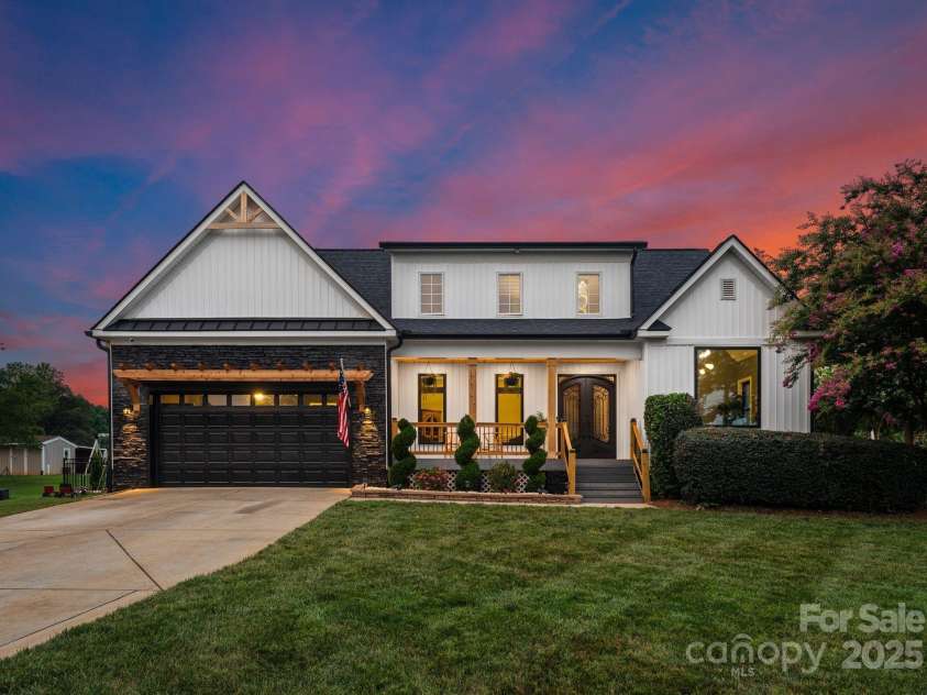 120 Lakeshore Drive, Mooresville, NC 28117.  MLS# CAR4257146, YatesRealty ID 17028. 