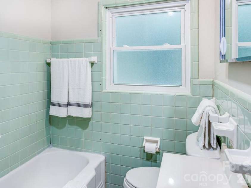 2629 Soco Road, Maggie Valley, NC 28751.  MLS# CAR4374834, YatesRealty ID 17029. Full bath 2- Tub/shower combo