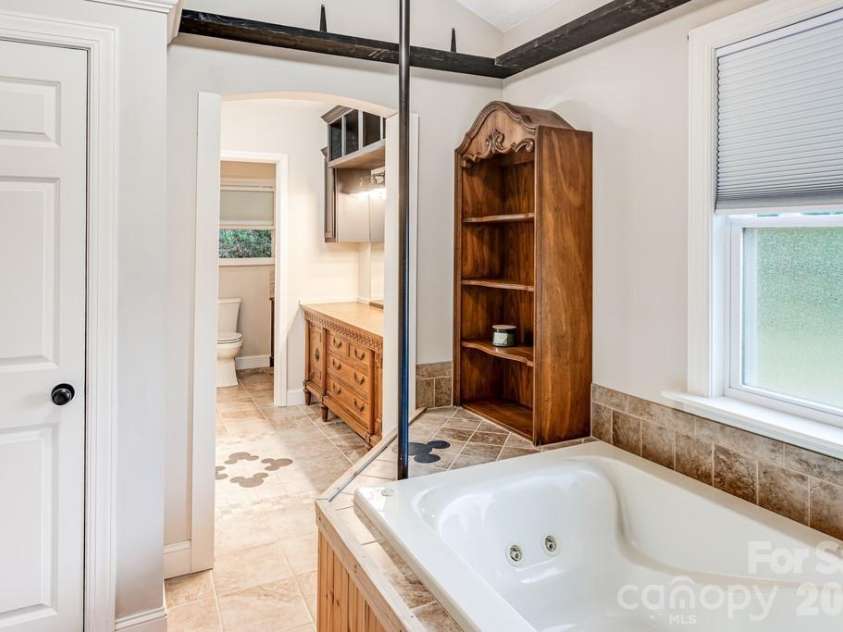2629 Soco Road, Maggie Valley, NC 28751.  MLS# CAR4374834, YatesRealty ID 17029. Primary bath with jetted tub
