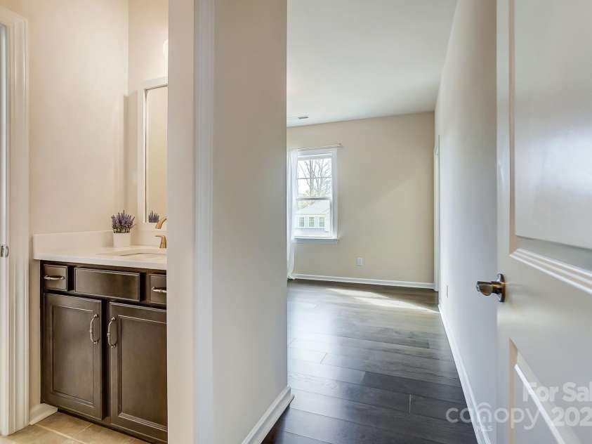 11144 Limehurst Place, Charlotte, NC 28278.  MLS# CAR4240129, YatesRealty ID 17030. Jack and Jill Bath