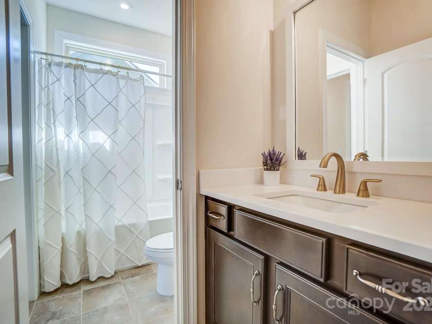 11144 Limehurst Place, Charlotte, NC 28278.  MLS# CAR4240129, YatesRealty ID 17030. Jack and Jill bath