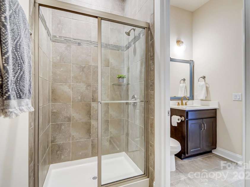 11144 Limehurst Place, Charlotte, NC 28278.  MLS# CAR4240129, YatesRealty ID 17030. Main floor bath