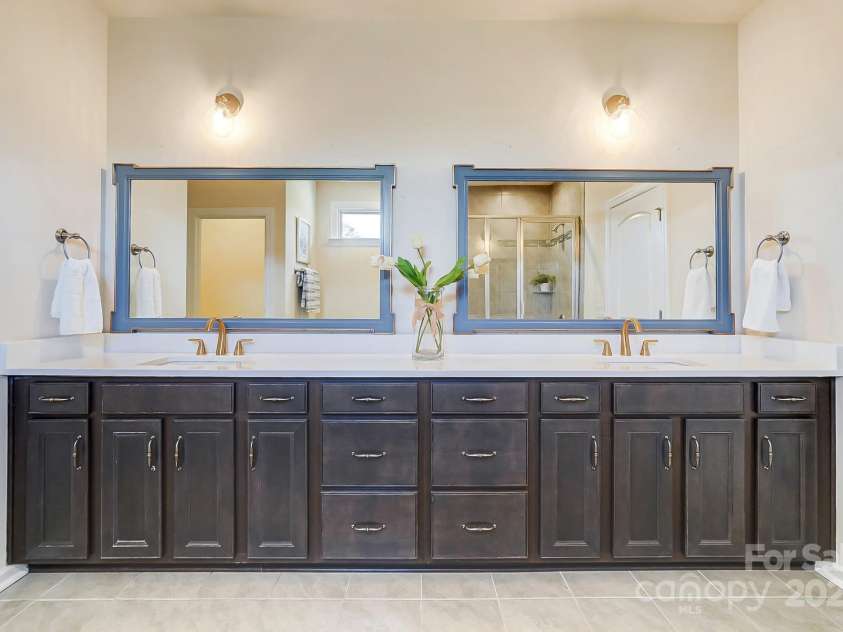 11144 Limehurst Place, Charlotte, NC 28278.  MLS# CAR4240129, YatesRealty ID 17030. Primary bath