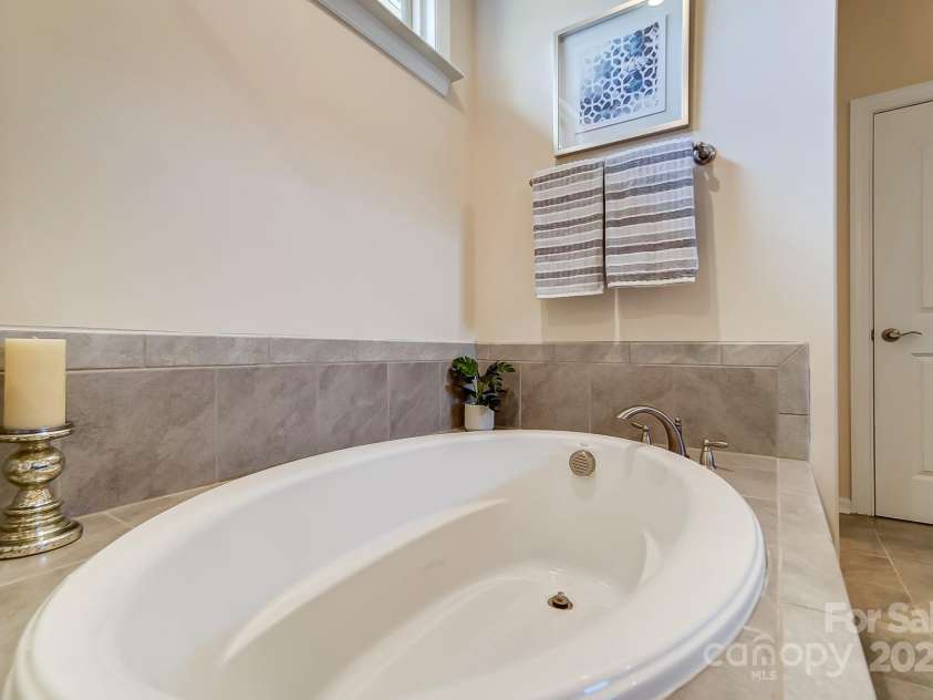 11144 Limehurst Place, Charlotte, NC 28278.  MLS# CAR4240129, YatesRealty ID 17030. Primary bath