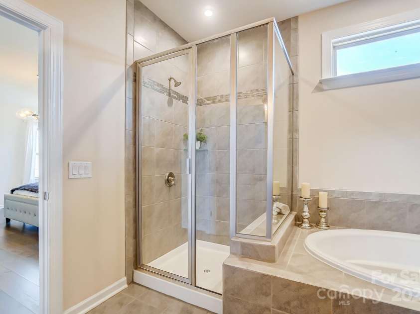 11144 Limehurst Place, Charlotte, NC 28278.  MLS# CAR4240129, YatesRealty ID 17030. Primary bath