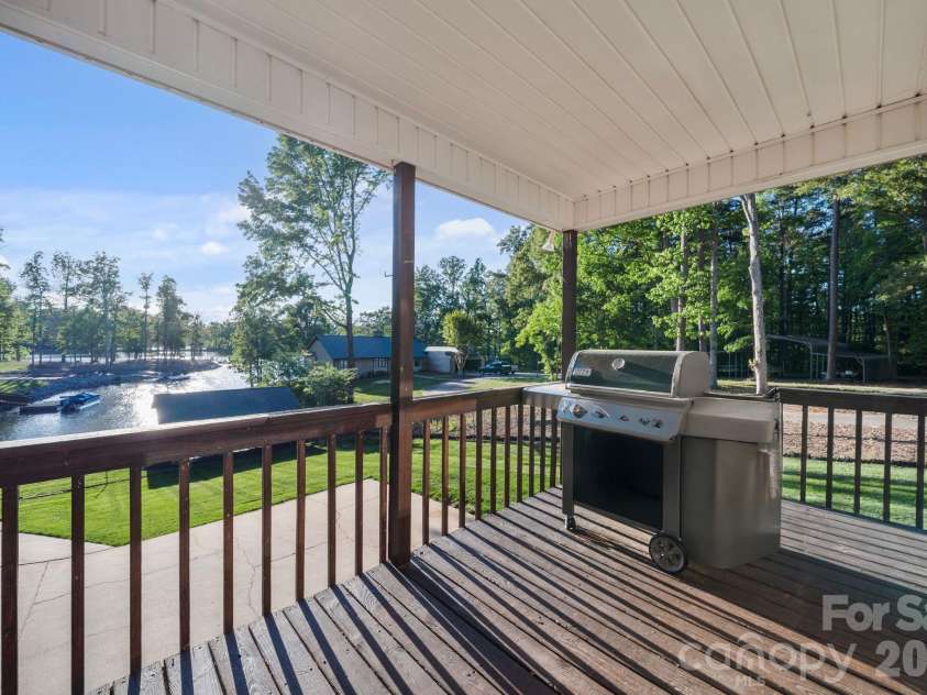 710 Riverwood Drive, Lexington, NC 27292.  MLS# CAR4373898, YatesRealty ID 17030. 