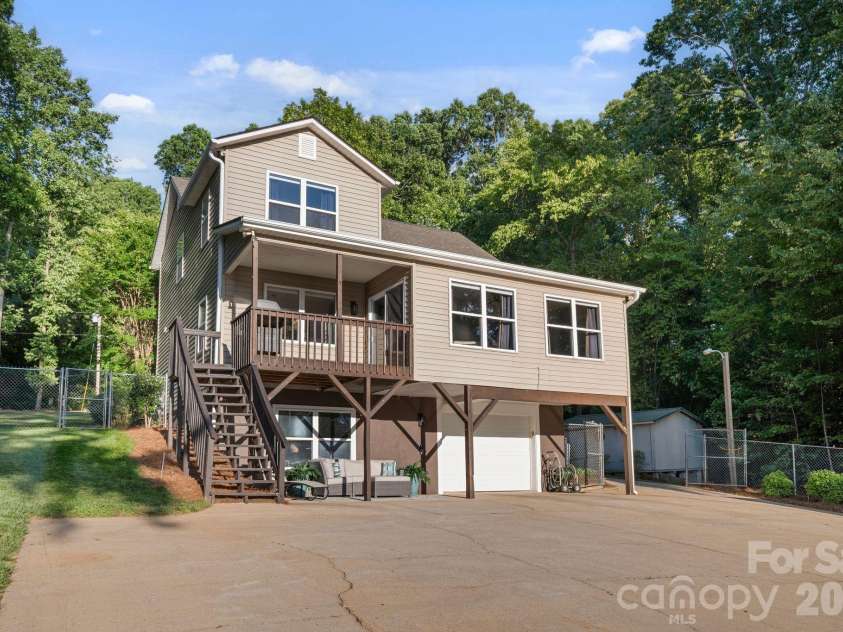 710 Riverwood Drive, Lexington, NC 27292.  MLS# CAR4373898, YatesRealty ID 17030. 