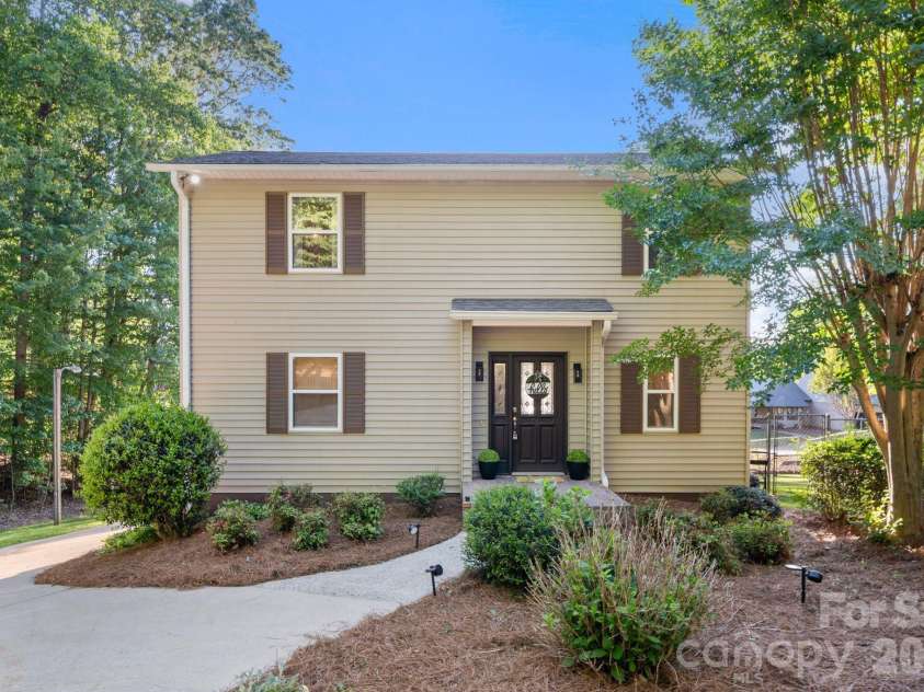 710 Riverwood Drive, Lexington, NC 27292.  MLS# CAR4373898, YatesRealty ID 17030. 