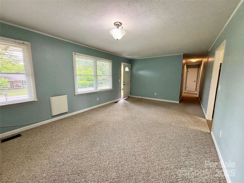 34 Broadleaf Drive, Hendersonville, NC 28739.  MLS# CAR4258322, YatesRealty ID 17031. 